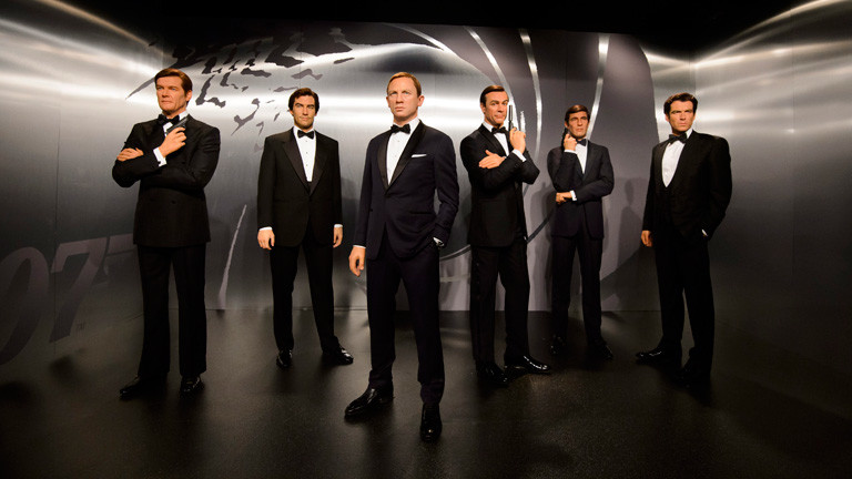 Alles James-Bond-Darsteller in Wachs bei Madame Tussauds: Roger Moore, Timothy Dalton, Daniel Craig, Sean Connery, George Lazenby, und Pierce Brosnan