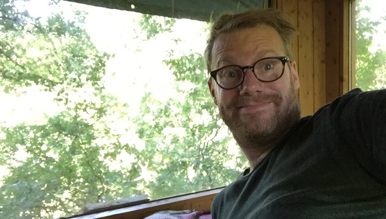Christian im Baumhaus
