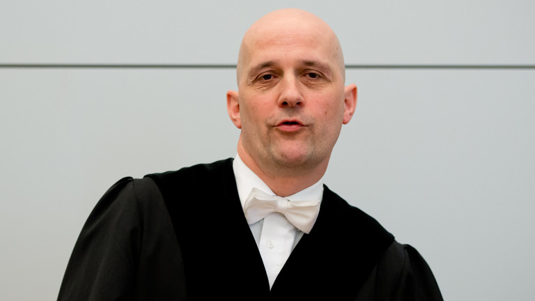 Der Vorsitzende Richter, Rupert Heindl, steht am 13.03.2014 vor Prozessbeginn gegen den Präsidenten des FC Bayern München, Uli Hoeneß, im Landgericht München II (Bayern) im Gerichtssaal 134.