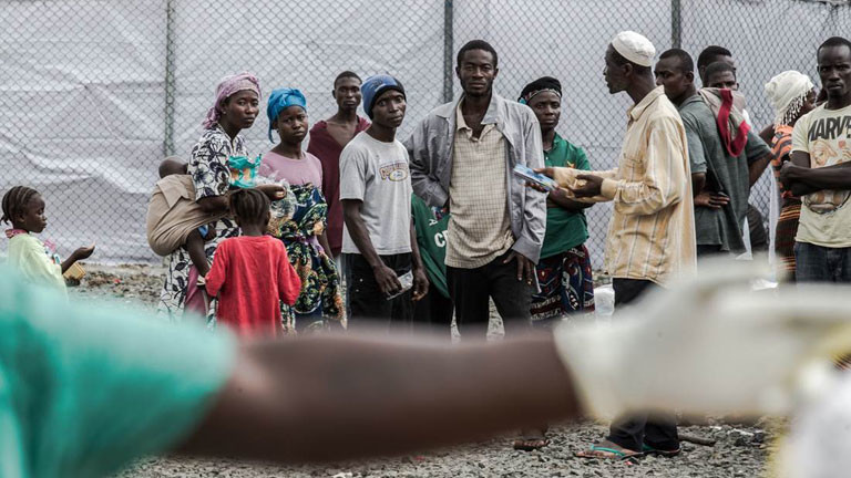 Überlebende des Ebolavirus warten darauf aus der Island Clinic in Monrovia entlassen zu werden - obwohl sie selbst Familienmitglieder behandelt haben, die an dem Virus gestorben sind.