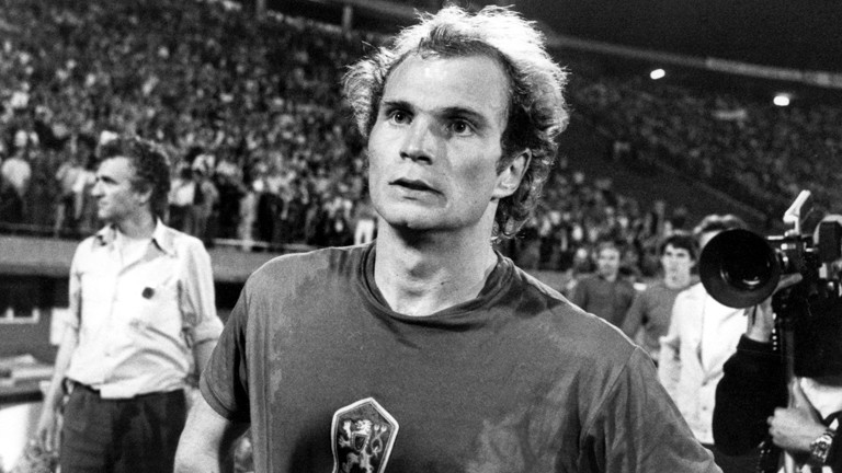Der Münchner Mittelfeldspieler Uli Hoeneß zeigt sich nach der Entscheidung im getauschten und verschwitzten Trikot eines Gegenspielers geschockt.
