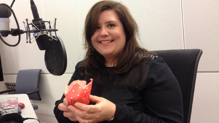 Marion im Studio mit selbstgebackenem Muffin.