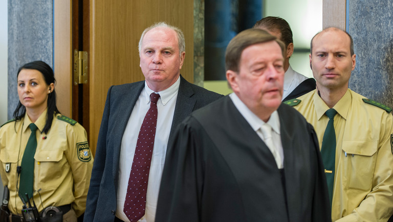 Der Präsident des FC Bayern München Uli Hoeneß (2er v.l) betritt zusammen mit seinem Anwalt Hanns W. Feigen (M), am 10.03.2014 als Angeklagter den Gerichtssaal im Landgericht München II