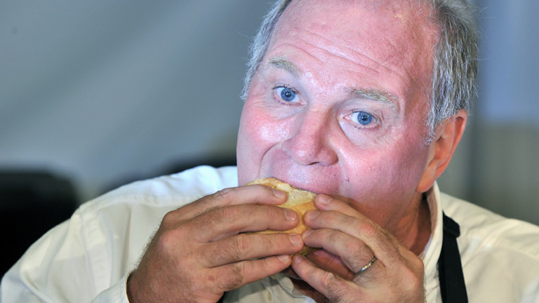 Der Wurstfabrikant und Präsident des Fußballvereins FC Bayern München, Ulrich Hoeneß beißt am Montag (05.07.2010) während eines Pressetermins der Hamburger-Restaurant-Kette McDonalds in München (Oberbayern) in einen Hamburger.