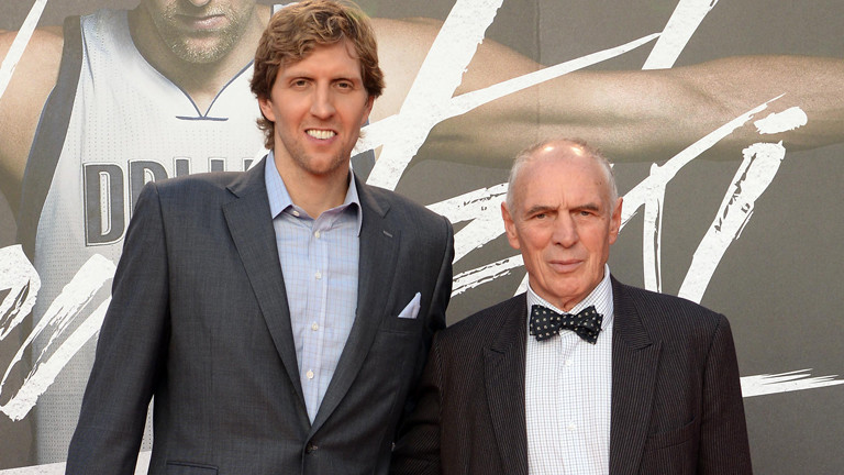 Der Basketballspieler Dirk Nowitzki (l) und sein Mentor Holger Geschwindner (r) posieren am 26.08.2014 in Köln (Nordrhein-Westfalen) auf dem Weg zur Premiere des Kinofilms "Nowitzki. Der perfekte Wurf".