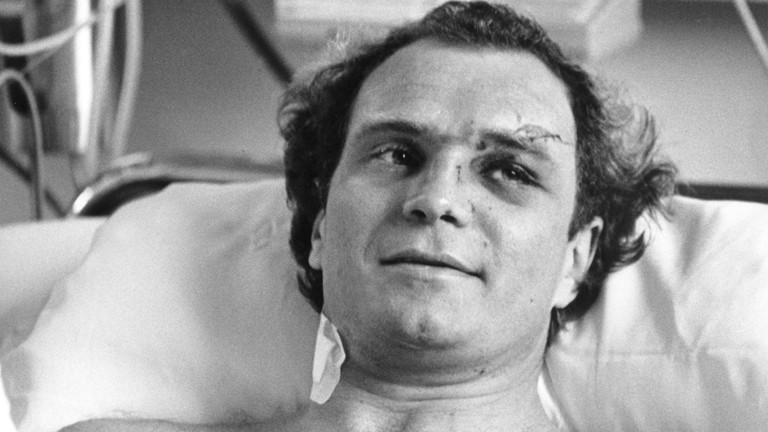 Der Manager des Deutschen Fußballmeisters Bayern München, Uli Hoeneß, liegt am 20.02.1982 nach überlebtem Flugzeugabsturz im Krankenhausbett im Nordstadt-Krankenhaus in Hannover.