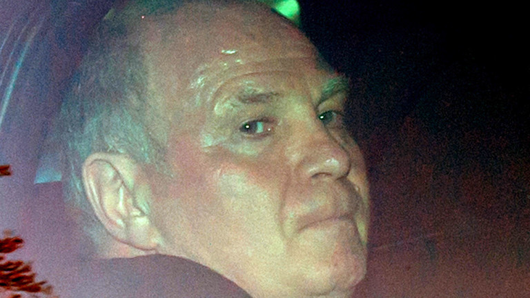 Der Präsident des FC Bayern München, Uli Hoeneß fährt am 13.03.2014, dem vierten Prozesstag, mit einem Auto nach einer Verhandlungspause wieder ins Landgericht München II. Hoeneß muss sich wegen Steuerhinterziehung verantworten.