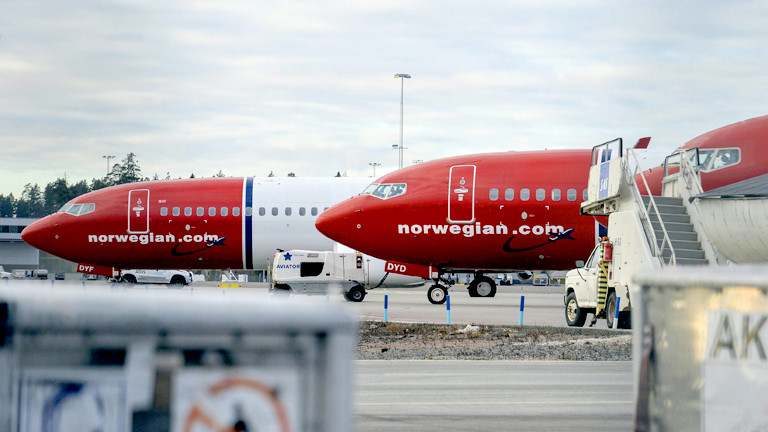 Zwei Flugzeuge auf einem Flugplatz