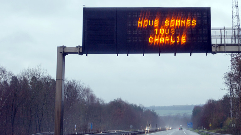 Auf der französischen Autobahn E25 Autoroute de l'Est leuchtet am 08.01.2015 in Höhe Hombourg-Haut der Schriftzug "Nous sommes tous Charlie