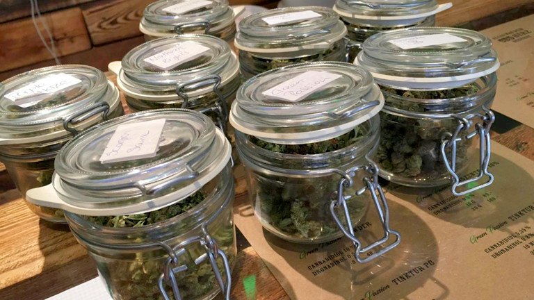 Cannabis zum Verkauf in Gläsern