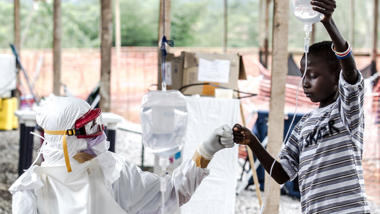 In den Behandlungszentren von Sierra Leone wird Ebola-Patienten geholfen - auch viele Kinder sind betroffen.