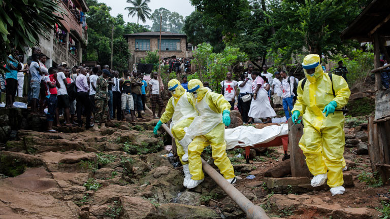 Helfer von Hilfsorganisationen holen an Ebola Erkrankte und Verstorbene ab.