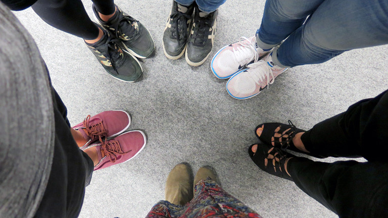 Bild von sechs paar Schuhen.