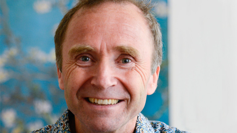 Peter Gasser lächelt in die Kamera