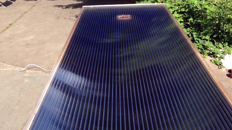 Der Solarluftkollektor ist im Hof aufgebockt.