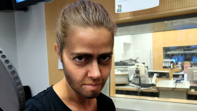 Julia ist zum Mann verwandelt und guckt grimmig in die Kamera