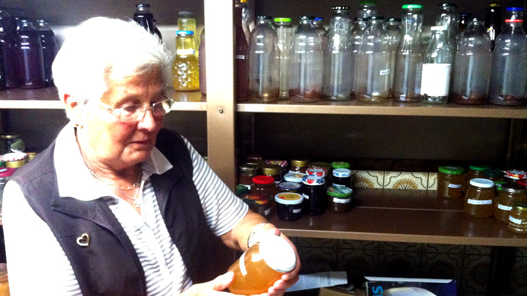 Noras Oma kontrolliert ein Marmeladenglas