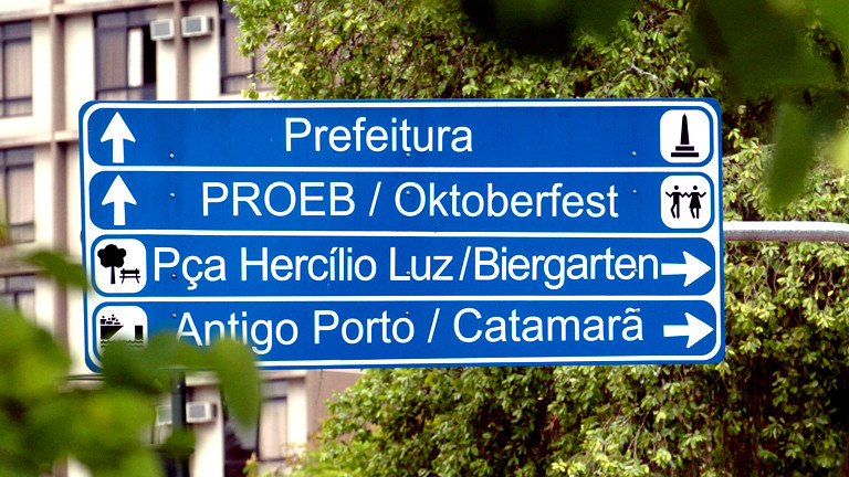 Ein Verkehrsschild weist im brasilianischen Blumenau den Weg zum Oktoberfest.