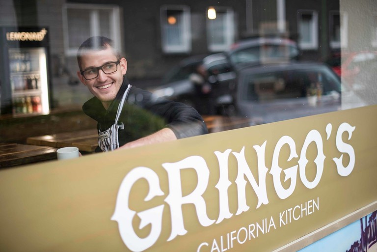 Mann sitzt in einem Burger-Restaurant