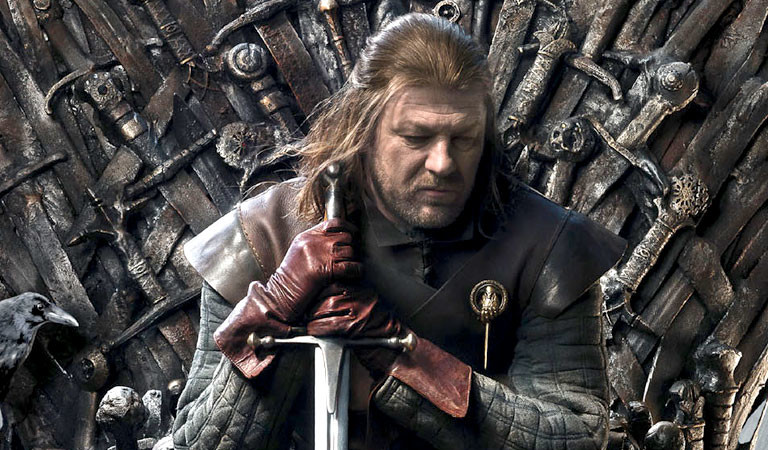 Ned Stark, der Protagonist aus Game of Thrones, sitzt auf dem eisernen Thron.
