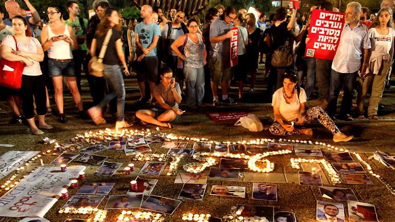 In Tel Aviv haben am 26.7.2014 mehrere Tausend Menschen für Frieden mit den Palästinensern demonstriert.