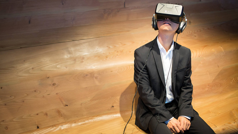 Ein Mann trägt die Volvo Oculus Rift Brille.