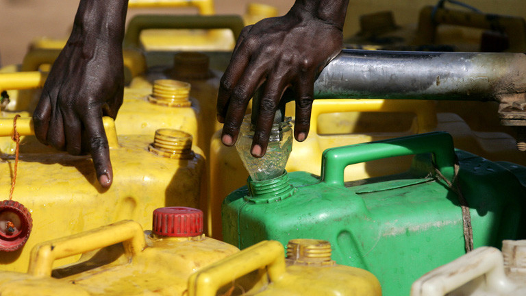 Ein Flüchtling befüllt Plastikkanister an einer Wasserstelle am Samstag (12.05.2007) im Flüchtlingslager Pabbo in der Nähe von Gulu in Uganda.