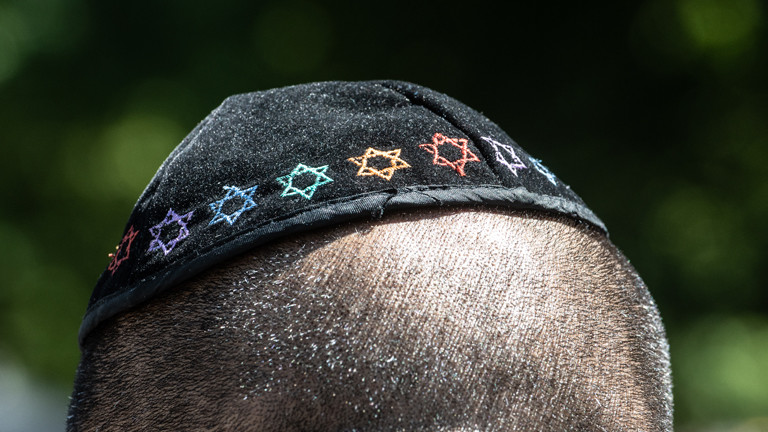 Ausschnitt von einem Kopf mit Kippa