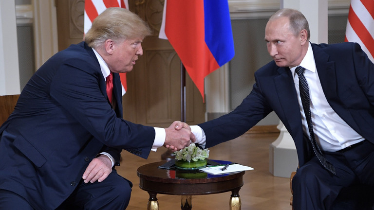 Wladimir Putin und Donald Trump schütteln sich in Helsinki die Hand.