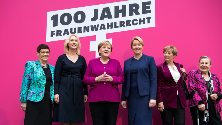 Bundeskanzlerin Angela Merkel (3.v.l, CDU) steht bei einem Fototermin vor dem Festakt zu 100 Jahre Frauenwahlrecht im Deutschen Historischen Museum mit Rita Süssmuth (CDU, l-r), der ehemaligen Bundestagspräsidentin, Manuela Schwesig (SPD), Ministerpräsidentin von Mecklenburg-Vorpommern, Franziska Giffey (SPD), Bundesfamilienministerin, Christine Bergmann (SPD), ehemalige Ministerin für Familie, Senioren, Frauen und Jugend, und Ursula Lehr (SPD), ehemalige Bundesministerin, zusammen.