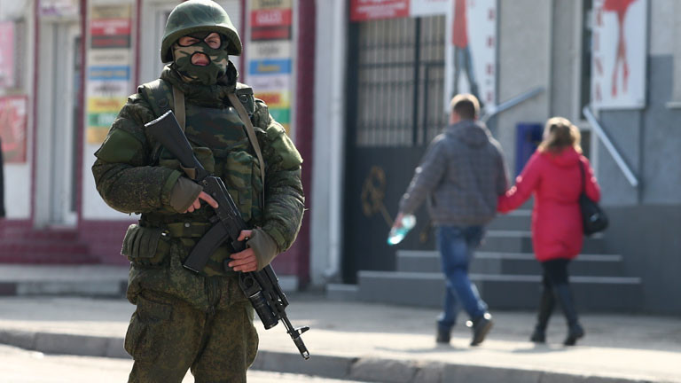 Ein ukrainische Soldat in der Stadt Simferopol.