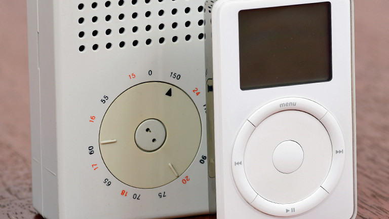 Ein Taschenradio von Braun aus dem Jahr 1958 steht neben einem iPod der Firma Apple.