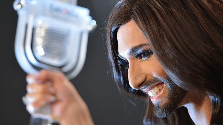 Conchita Wurst mit ihrer Trophäe beim ESC.