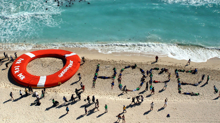 Greenpeace-Mitarbeiter demonstrieren zum Zeitpunkt des 16. UN-Klimagipfel in Cancun.