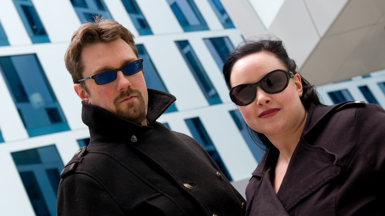 Die Macher von "Hoaxilla - der skeptische Podcast" Alexa und Alexander Waschkau.