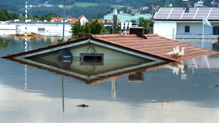 Nur doch das Dach von einem Wohnhaus ragt am 06.06.2013 im Deggendorfer Ortsteil Fischerdorf (Bayern) aus dem Hochwasser der Donau.