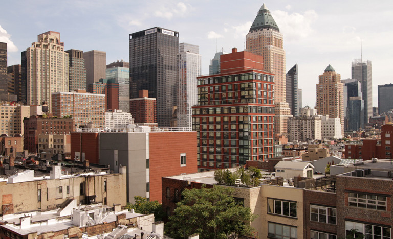 Silhouette von New York mit Wolkenkratzern und Hinterhöfen.