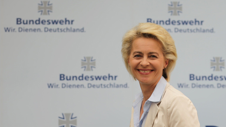 Bundesverteidigungsministerin Ursula von der Leyen (CDU) präsentiert am 10.05.2016 in Berlin das neue Personalkonzept der Bundeswehr. Danach sollen mehrere tausend Soldaten zusätzlich eingestellt werden.