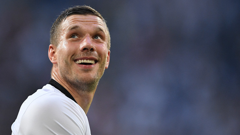Lukas Podolski bei einem Fußballspiel. Er lacht; Foto: dpa