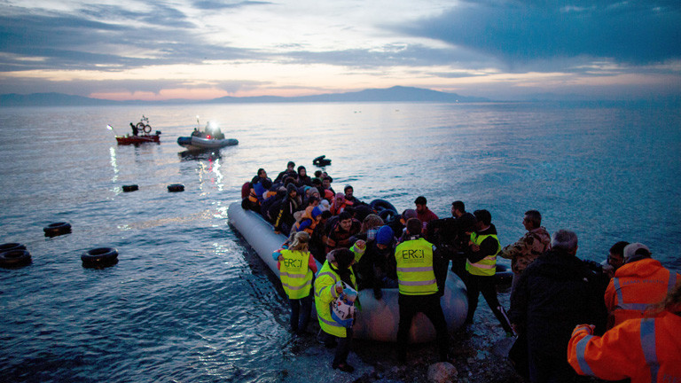 Flüchtlinge kommen am 09.03.2016 in einem Schlauchboot aus der Türkei auf der griechischen Insel Lesbos in der Nähe der Hafenstadt Mitilini (Mytilini) an.
