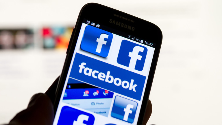 Smartphone auf dem gerade Facebook aufgerufen wird.