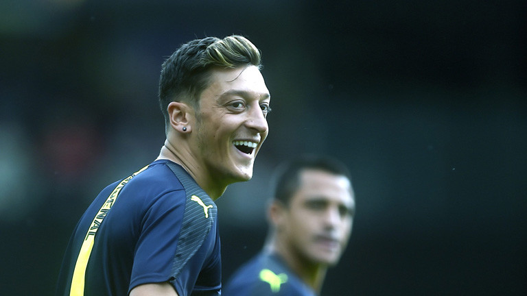 Mesut Özil steht für Arsenal auf dem Platz, August 2016.