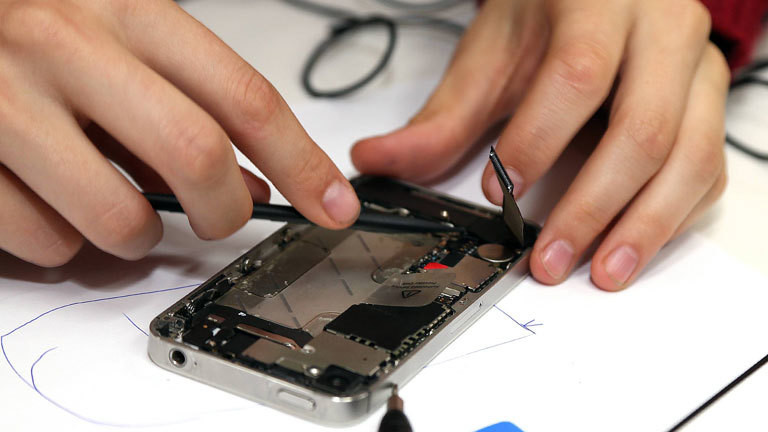 Reparatur von Smartphones im Greenpeace-Workshop in Eberswalde 29.06.2017