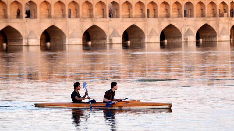 Paddelboote vor der "Si-o-se Pol", der 33-Brücke in Isfahan.