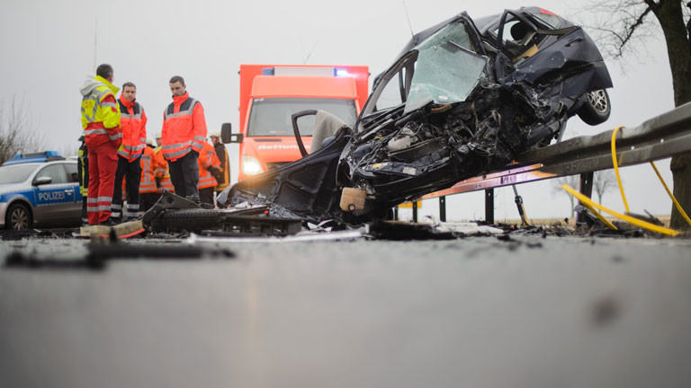 Ein Autowrack liegt am 02.02.2015 auf einer Leitplanke an der Bundesstraße B3 bei Adensen im Landkreis Hildesheim (Niedersachsen). Bei dem Unfall mit drei beteiligten Fahrzeugen kam ein Mensch ums Leben, zwei weitere wurden verletzt.
