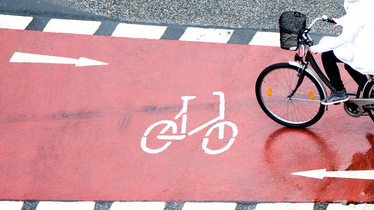 Ein Fahrrad fährt auf einem Fahrradweg.