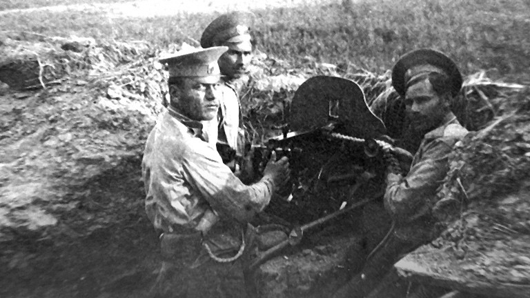 Drei Soldaten an einem Maschinengewehr im ersten Weltkrieg.