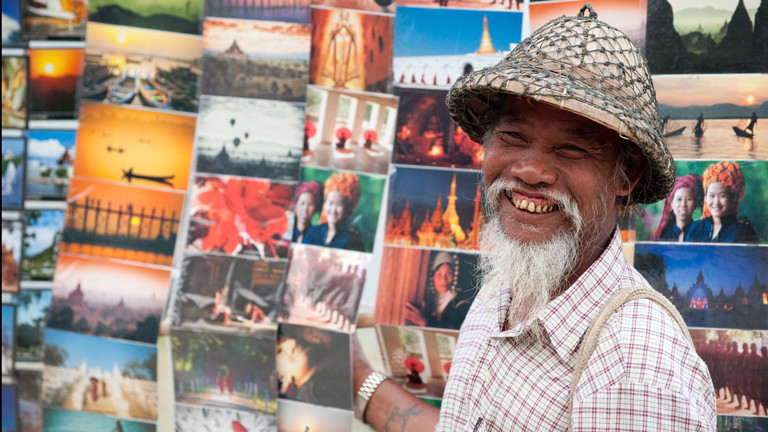 Ein Postkartenverkäufer in Myanmar