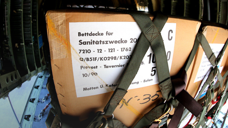 Hilfsgüter wie Bettdecken für Sanitätszwecke in einem Frachflugzeug.
