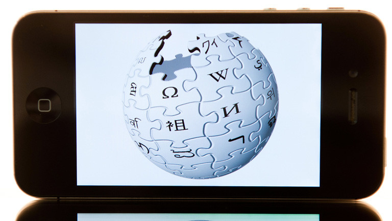 Smartphone mit dem Logo der Wikipedia
